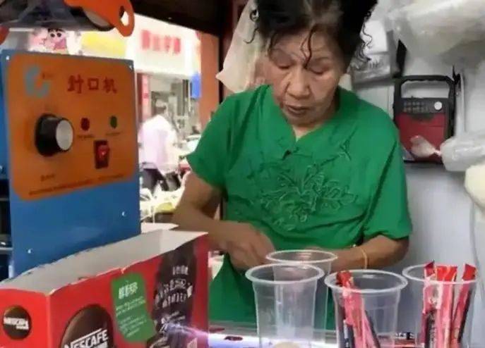 10元手冲“咖啡阿姨”：生意淡了快乐回来了MG不朽情缘正版从日销400杯到100